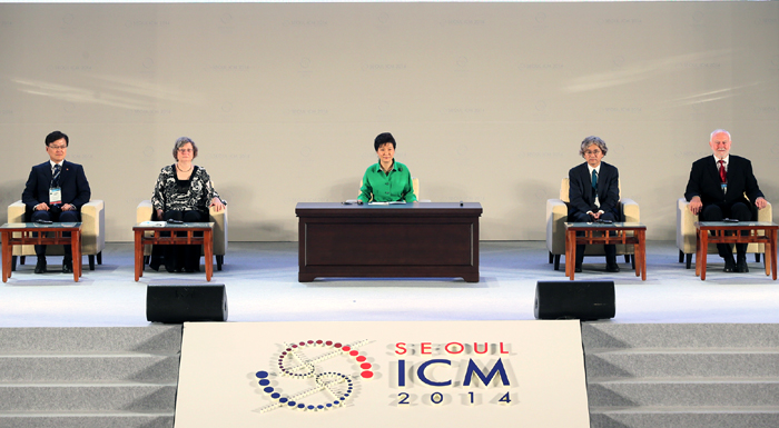 박근혜 대통령이 2014서울세계수학자대회 운영진과 한 자리에 앉아 있다. (사진제공 세계수학자대회 조직위원회)