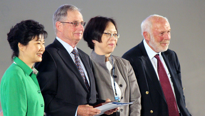 박근혜 대통령이 필립그리피스 천상 수상자(왼쪽에서 두 번째)와 기념촬영을 갖고 있다. (사진 위택환)