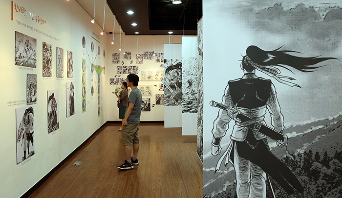 서울국제만화애니메이션 페스티벌 (SICAF 2014) 개막식'에서 관람객들이 만화 '열혈강호' 전시장을 둘러보고 있다. (사진: 전한)
