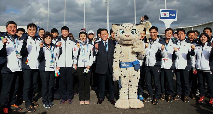 한국 대표팀이 5일 소치 동계올림픽 선수촌 입촌식을 마치고 마스코트 더 레오파드’The Leopard’와 기념촬영을 하고 있다. (사진: 대한체육회)