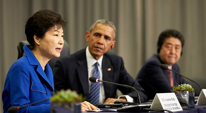 US-Präsident Barack Obama (Mitte) und der japanische Premierminister Shinzo Abe (rechts) hören sich Präsidentin Park Geun-hyes Rede während ihres trilateralen Gipfeltreffens in Washington am 31. März an. Präsidentin Park betonte die Bedeutung der Zusammenarbeit im Sicherheitsbereich, um Pjöngjang zur Aufgabe seiner Atomwaffen zu bewegen. 
