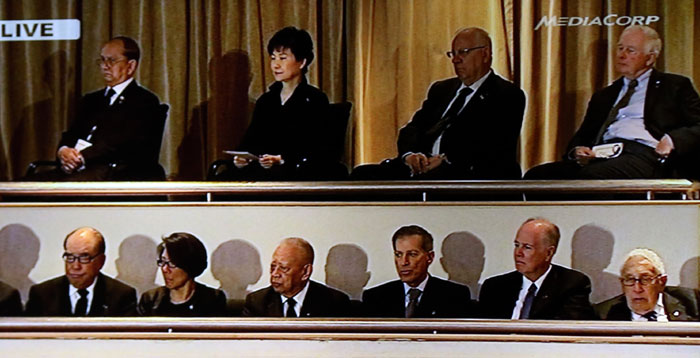 박근혜 대통령(윗줄 왼쪽 두번째)이 29일 싱가포르 국립대학 문화센터에서 열린 리콴유 전 총리의 국가 장례식에 각국 정상들과 함께 참석했다. (싱가포르 현지 생방송 화면 캡처)