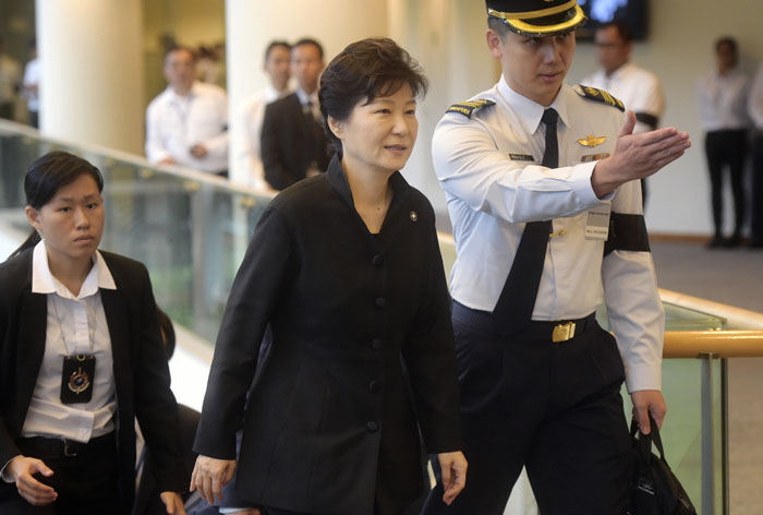 리콴유 前 싱가포르 총리 국장에 참석한 박근혜 대통령(가운데)이 장례식장이 마련된 싱가포르국립대학 문화센터(UCC)에서 안내를 받고 있다.