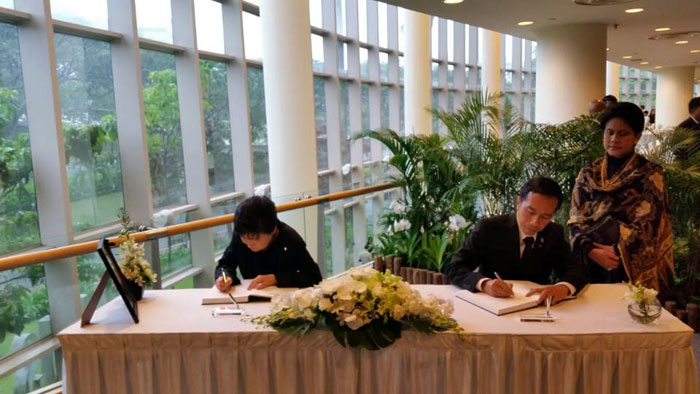 박근혜 대통령(왼쪽)이 29일 리콴유 전 싱가포르 총리 국가장례식에 참석, 조문록에 서명하고 있다.