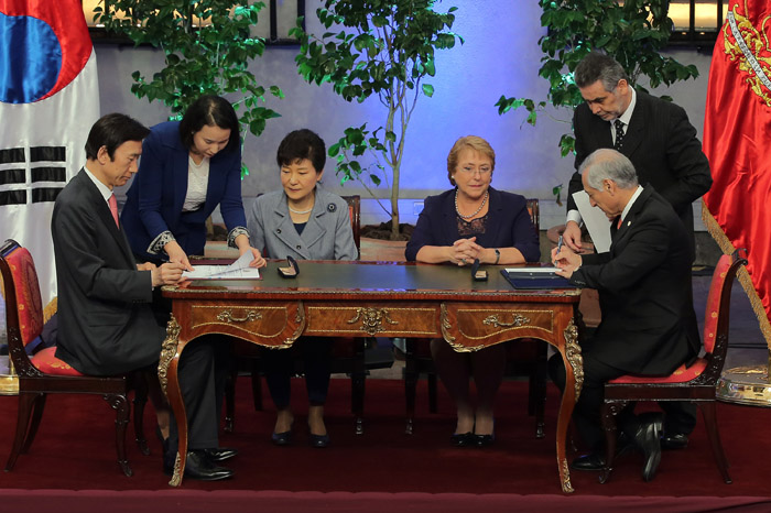  박근혜 대통령과 미첼 바첼레트 칠레 대통령이 22일 오전(현지시간) 칠레 산티아고 대통령궁에서 열린 협정서명식에 참석하고 있다. 