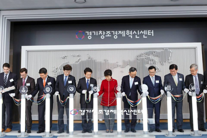30일 경기 창조경제혁신센터 출범식에서 박근혜 대통령은 “경기 혁신센터는 믿음직한 ‘셰르파’가 되어 스타트업들의 시장 개척을 안내하게 될 것”이라고 강조했다.