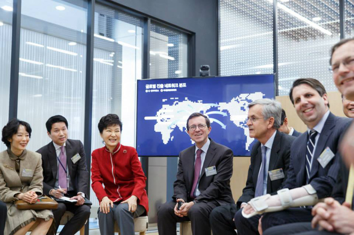 경기 창조경제혁신센터 출범식에서 주한 외교사절과 환담하고 있는 박근혜 대통령(왼쪽에서 세 번째)