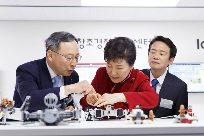경기 성남시 판교 공공지원센터에서 박근혜 대통령(가운데)이 IoT 기반의 거미로봇을 살펴보고 있다.