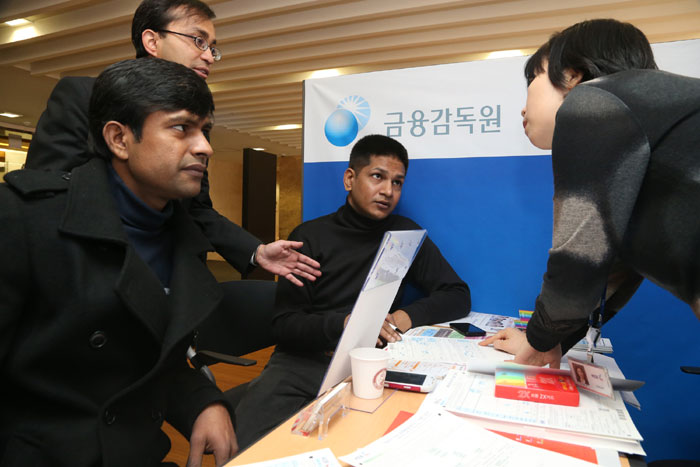 금융 상담을 받고 있는 외국인 근로자들. (사진: 연합뉴스)