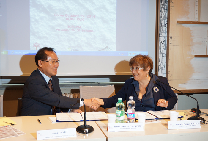 문화재청과 이탈리아 문화유산부 사무국(General Secretariat)이 15일‘문화유산 분야 협력 양해각서'를 체결하고 있다. 