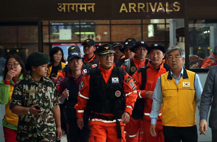 28일 구조작업을 위해 파견된 긴급구호대원들이 네팔 카트만두에 도착했다. 