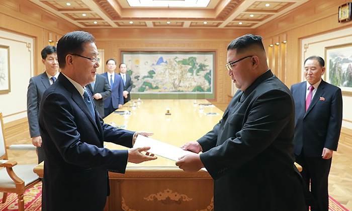 Der nationale Sicherheitsberater Chung Eui-yong, der die südkoreanische Delegation angeführt hat, überreicht den persönlichen Brief von Präsident Moon Jae-in an Nordkoreas Staatschef Kim Jong Un.
