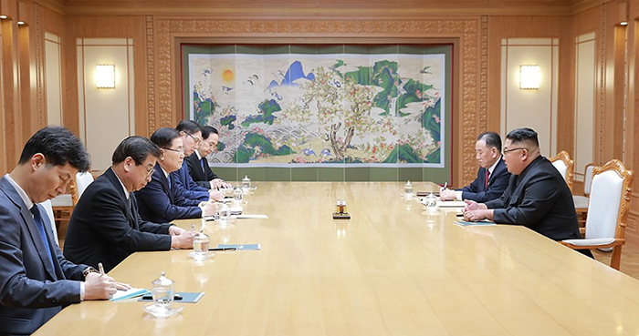 Die Sondergesandten von Südkoreas Präsident Moon Jae-in besucht am 5. September die nordkoreanische Hauptstadt Pjöngjang, um das Datum der neuen Korea-Gipfel festzulegen und die Maßnahmen zur Verbesserung der innerkoreanischen Beziehungen sowie zur Denuklearisierung zu diskutieren.