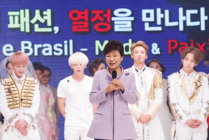 박근혜 대통령이 25일 오후(현지시간) 브라질 상파울루 한 호텔에서 열린 K팝과 함께하는 한·브라질 패션쇼에서 축사를 하고 있다. 