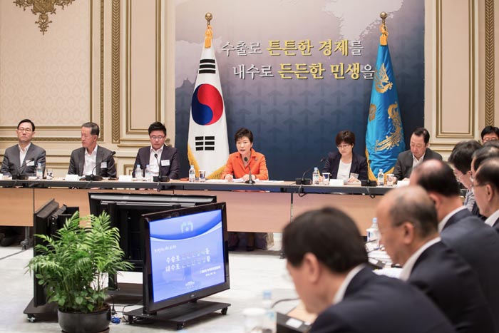 지난 12일 청와대에서 박근혜 대통령(왼쪽에서 네 번째)이 주재한 제6차 무역투자진흥회의에서 정부는 유망 서비스산업 투자활성화를 위한 각종 규제완화 방안을 내놨다. (사진: 청와대) 