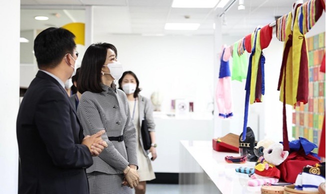 First Lady Kim besucht das koreanische Kulturzentrum in Madrid