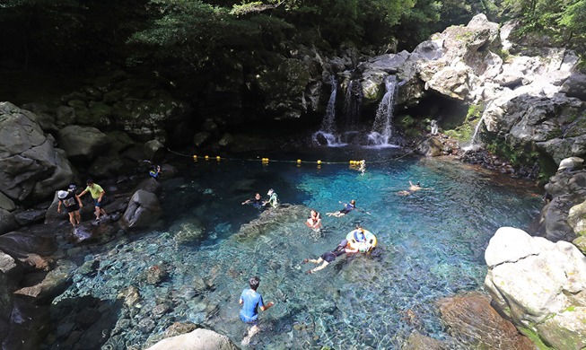 [Korea in Fotos] Atemberaubende Wasserfälle für Sommerurlauber auf der Insel Jeju