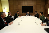 Präsidentin ruft internationale Konzernchefs zu verstärkten Investitionen in Korea auf