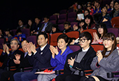 Präsidentin Park schaut sich am ersten Kulturtag einen Film an