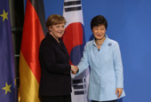 Präsidentin Park, deutsche Bundeskanzlerin sprechen über Wiedervereinigung