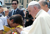 Papst Franziskus teilt Schmerz mit Trauernden