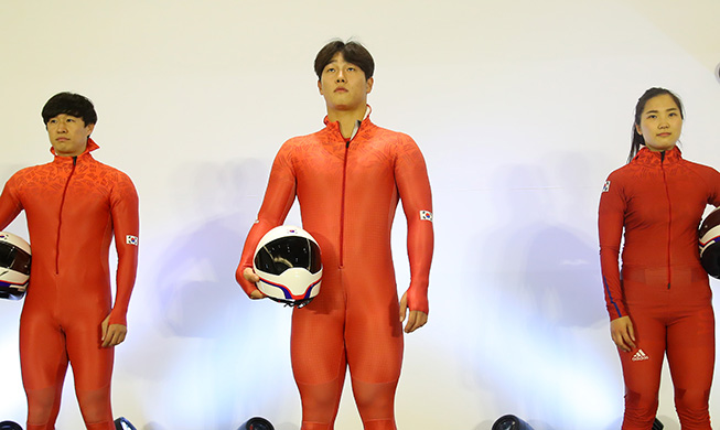 ‚Team Korea‘ enthüllt Uniformen der Bob- und Skeletonsportler