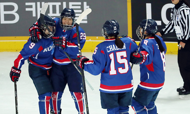 Gesamtkoreanische Frauen-Eishockey-Mannschaft macht ihren ersten großen Schritt