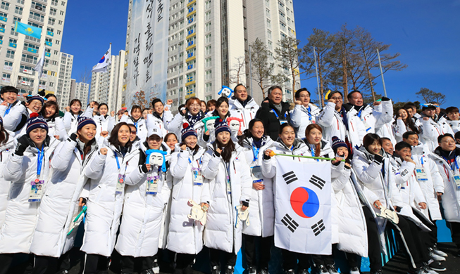 Süd- und nordkoreanische Athleten sind im Olympischen Dorf eingezogen