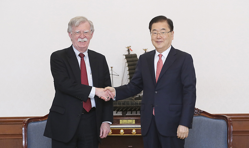 Chung und Bolton erörtern Maßnahme zur Stärkung der Sicherheit