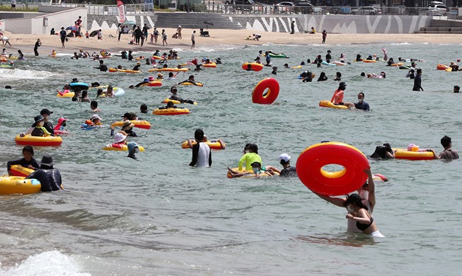 [Korea in Fotos] Leute genießen Sommerurlaub am Strand Haeundae in Busan