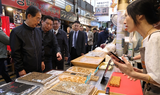 Ministerpräsident Han Duck-soo besucht Tongin-Markt