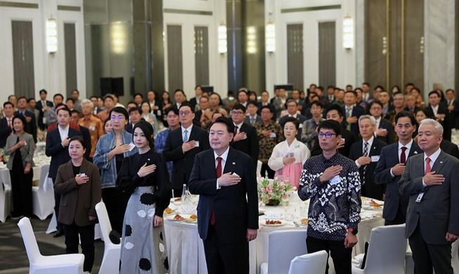 Präsident Yoon traf sich mit Auslandskoreanern in Indonesien