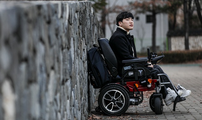 Rollstuhl-Model Kim Jong Wook: Meine Behinderung ist mein Werkzeug