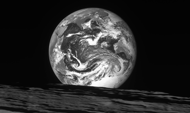 Mondsonde Danuri schickt erste Bilder von Erde aus dem All