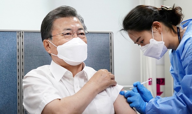 Präsident Moon: Nach der Impfung fühle ich mich sicherer