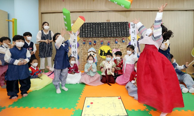 [Korea in Fotos] Kinder spielen traditionelles Volksspiel Yunnori