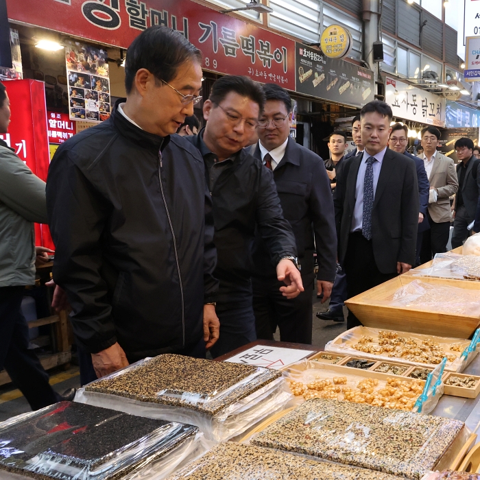 Ministerpräsident Han Duck-soo besucht Tongin-Markt