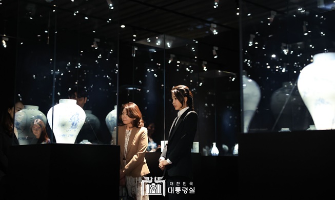 Koreas und Japans First Ladies besuchen das Leeum-Museum