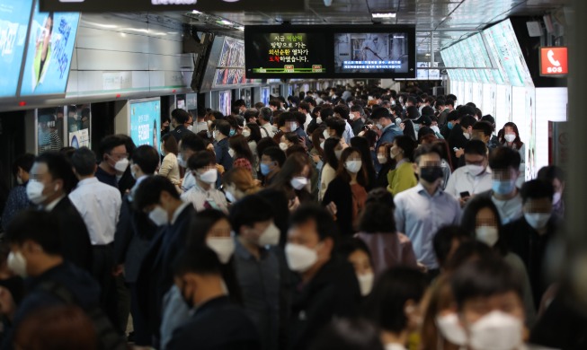 Regierung weitet Masken-Pflicht in öffentlichen Verkehrsmitteln aus