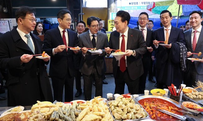 Präsident Yoon besucht den Kkangtong-Markt in Busan