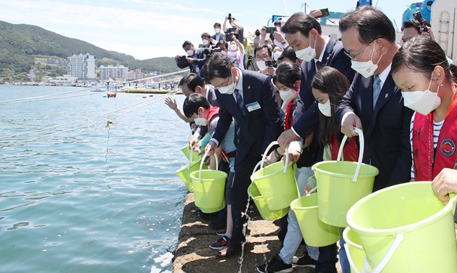 [Korea in Fotos] Anlässlich des Tages der Meere werden junge Fische freigesetzt