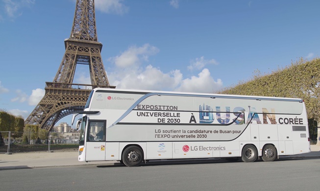 In Paris fahren Werbebusse für die „Busan World Expo 2030“