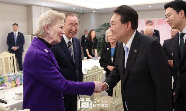 Treffen von Präsident Yoon mit ,,The Elders zur Förderung des diplomatischen Beitrags