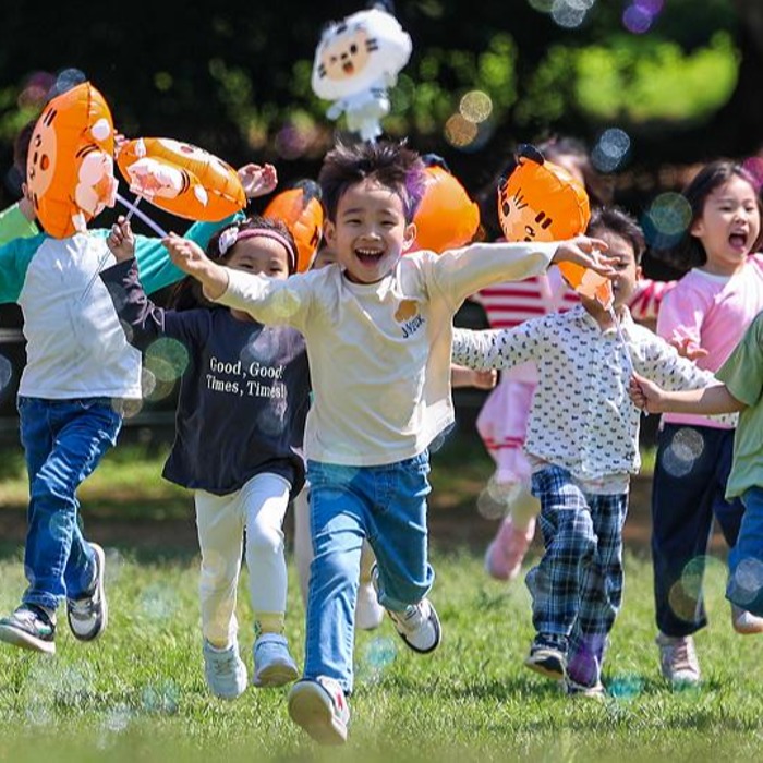 Kinder spielen mit Seifenblasen vor dem Kindertag