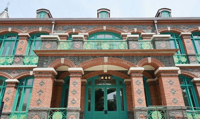 Erste Eröffnung von der wiederaufgebauten Dondeokjeon-Halle nach einem Jahrhundert