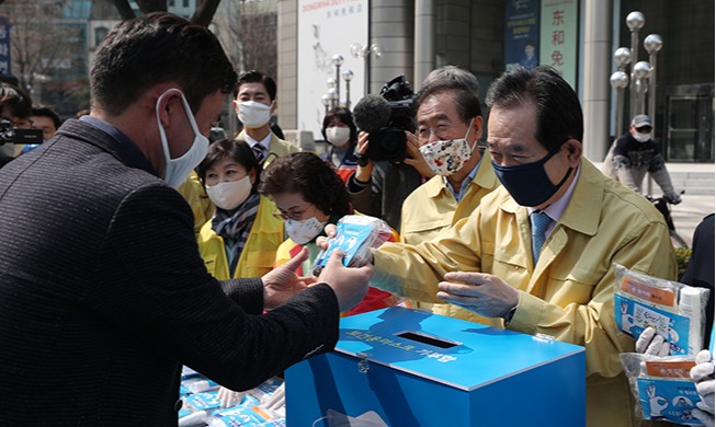 Schutzmasken-Spendenaktion am Gwanghwamun Square
