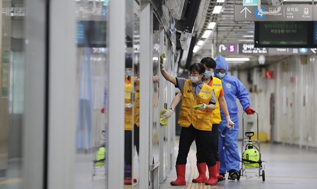 [Profil] Desinfektion nach Feierabend in der Seouler U-Bahn
