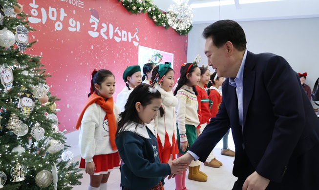 Präsident Yoon besucht das Weihnachtskonzert vom Kinderchor