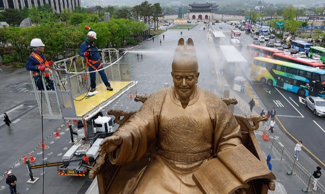 Säuberung der Statue von König Sejong