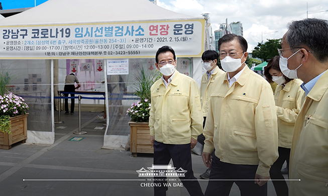 Präsident Moon besucht Corona-Testzentrum, um medizinisches Personal vor Ort zu ermuntern